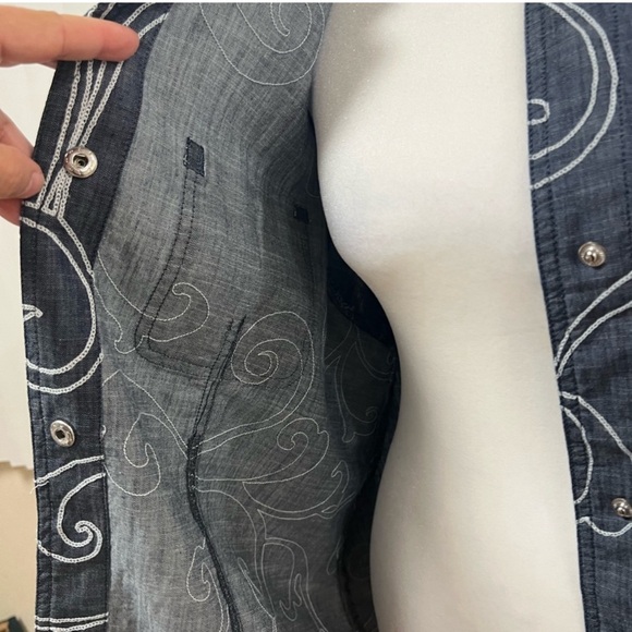 CHICOS LONG SLEEVE BOTTOM SHIRT OR JACKET SIZE 2. - Picture 10 of 16